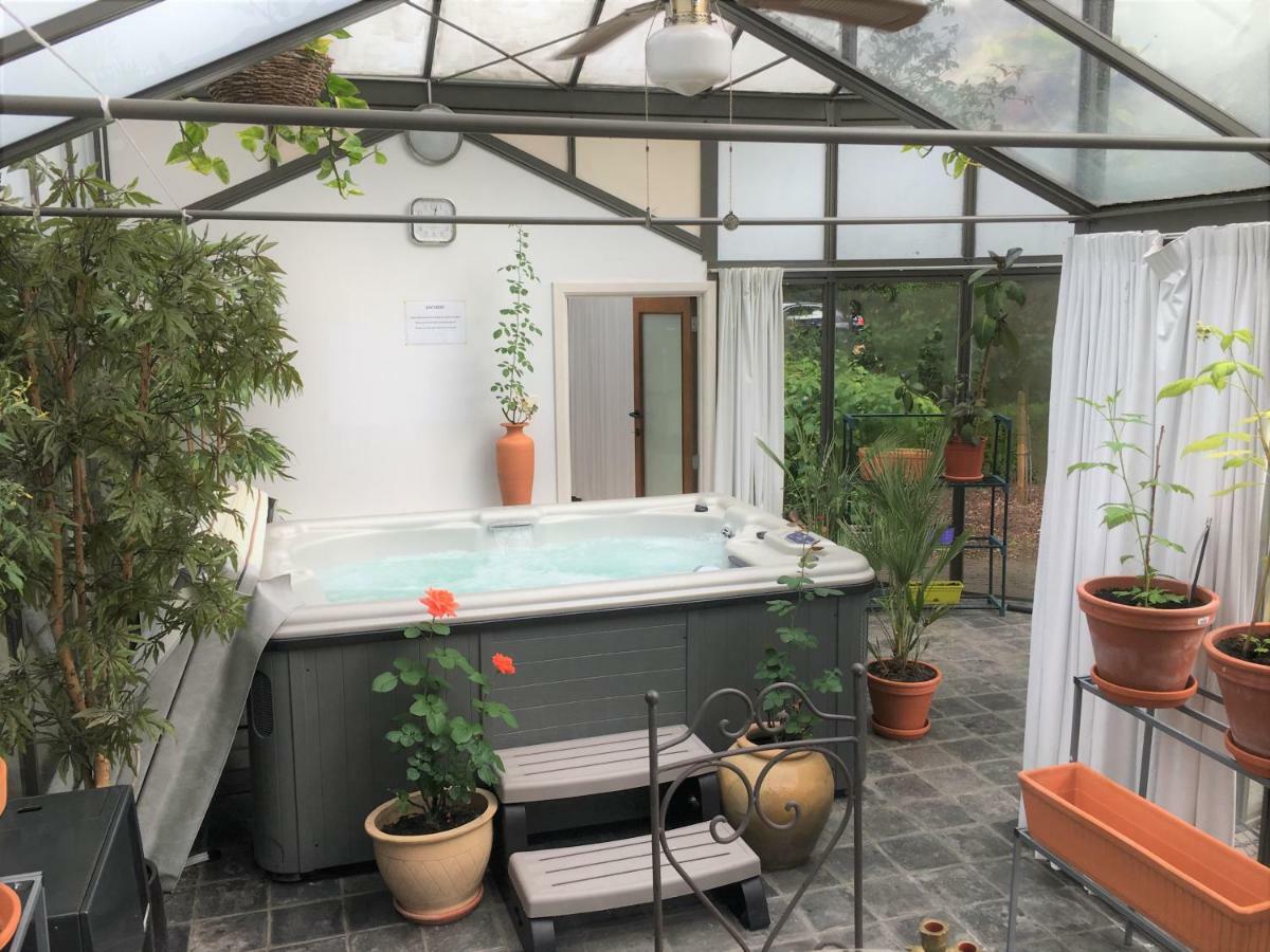 Koetshuis Bosdam Beveren  Bagian luar foto